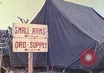 Immagine di Noi di terza divisione Marine armorers riparazione di armi di piccolo calibro Iwo Jima, 1945, secondo 26 filmato di repertorio 65675064084