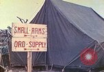 Immagine di Noi di terza divisione Marine armorers riparazione di armi di piccolo calibro Iwo Jima, 1945, secondo 27 filmato di repertorio 65675064084