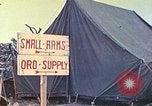 Immagine di Noi di terza divisione Marine armorers riparazione di armi di piccolo calibro Iwo Jima, 1945, secondo 28 filmato di repertorio 65675064084