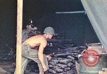 Immagine di Noi di terza divisione Marine armorers riparazione di armi di piccolo calibro Iwo Jima, 1945, secondo 29 filmato di repertorio 65675064084