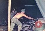 Immagine di Noi di terza divisione Marine armorers riparazione di armi di piccolo calibro Iwo Jima, 1945, secondo 30 filmato di repertorio 65675064084