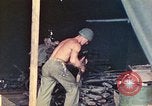 Immagine di Noi di terza divisione Marine armorers riparazione di armi di piccolo calibro Iwo Jima, 1945, secondo 31 filmato di repertorio 65675064084