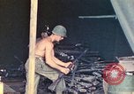 Immagine di Noi di terza divisione Marine armorers riparazione di armi di piccolo calibro Iwo Jima, 1945, secondo 32 filmato di repertorio 65675064084