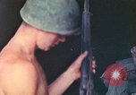 Immagine di Noi di terza divisione Marine armorers riparazione di armi di piccolo calibro Iwo Jima, 1945, secondo 33 filmato di repertorio 65675064084