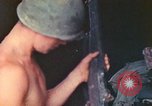 Immagine di Noi di terza divisione Marine armorers riparazione di armi di piccolo calibro Iwo Jima, 1945, secondo 34 filmato di repertorio 65675064084