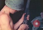 Immagine di Noi di terza divisione Marine armorers riparazione di armi di piccolo calibro Iwo Jima, 1945, secondo 35 filmato di repertorio 65675064084