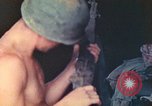 Immagine di Noi di terza divisione Marine armorers riparazione di armi di piccolo calibro Iwo Jima, 1945, secondo 36 filmato di repertorio 65675064084