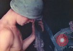 Immagine di Noi di terza divisione Marine armorers riparazione di armi di piccolo calibro Iwo Jima, 1945, secondo 37 filmato di repertorio 65675064084