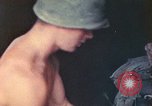 Immagine di Noi di terza divisione Marine armorers riparazione di armi di piccolo calibro Iwo Jima, 1945, secondo 38 filmato di repertorio 65675064084