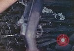 Immagine di Noi di terza divisione Marine armorers riparazione di armi di piccolo calibro Iwo Jima, 1945, secondo 42 filmato di repertorio 65675064084