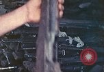 Immagine di Noi di terza divisione Marine armorers riparazione di armi di piccolo calibro Iwo Jima, 1945, secondo 43 filmato di repertorio 65675064084