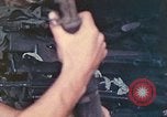 Immagine di Noi di terza divisione Marine armorers riparazione di armi di piccolo calibro Iwo Jima, 1945, secondo 44 filmato di repertorio 65675064084