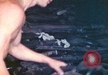Immagine di Noi di terza divisione Marine armorers riparazione di armi di piccolo calibro Iwo Jima, 1945, secondo 50 filmato di repertorio 65675064084