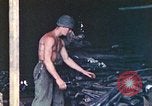 Immagine di Noi di terza divisione Marine armorers riparazione di armi di piccolo calibro Iwo Jima, 1945, secondo 52 filmato di repertorio 65675064084