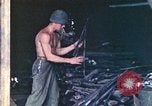 Immagine di Noi di terza divisione Marine armorers riparazione di armi di piccolo calibro Iwo Jima, 1945, secondo 53 filmato di repertorio 65675064084