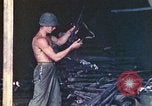 Immagine di Noi di terza divisione Marine armorers riparazione di armi di piccolo calibro Iwo Jima, 1945, secondo 54 filmato di repertorio 65675064084