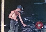 Immagine di Noi di terza divisione Marine armorers riparazione di armi di piccolo calibro Iwo Jima, 1945, secondo 55 filmato di repertorio 65675064084