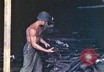Immagine di Noi di terza divisione Marine armorers riparazione di armi di piccolo calibro Iwo Jima, 1945, secondo 56 filmato di repertorio 65675064084