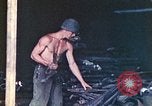 Immagine di Noi di terza divisione Marine armorers riparazione di armi di piccolo calibro Iwo Jima, 1945, secondo 57 filmato di repertorio 65675064084