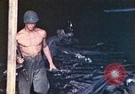 Immagine di Noi di terza divisione Marine armorers riparazione di armi di piccolo calibro Iwo Jima, 1945, secondo 58 filmato di repertorio 65675064084