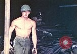 Immagine di Noi di terza divisione Marine armorers riparazione di armi di piccolo calibro Iwo Jima, 1945, secondo 59 filmato di repertorio 65675064084