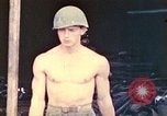 Immagine di Noi di terza divisione Marine armorers riparazione di armi di piccolo calibro Iwo Jima, 1945, secondo 60 filmato di repertorio 65675064084
