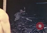 Immagine di Noi di terza divisione Marine armorers riparazione di armi di piccolo calibro Iwo Jima, 1945, secondo 61 filmato di repertorio 65675064084
