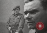 Standbild KZ Bergen-Belsen Deutschland, 1945, aus Sekunde 5 historischem Filmmaterial Videoclip 65675064129
