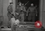 Standbild KZ Bergen-Belsen Deutschland, 1945, aus Sekunde 11 historischem Filmmaterial Videoclip 65675064129