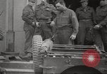 Standbild KZ Bergen-Belsen Deutschland, 1945, aus Sekunde 14 historischem Filmmaterial Videoclip 65675064129