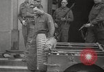 Standbild KZ Bergen-Belsen Deutschland, 1945, aus Sekunde 15 historischem Filmmaterial Videoclip 65675064129