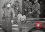 Standbild KZ Bergen-Belsen Deutschland, 1945, aus Sekunde 16 historischem Filmmaterial Videoclip 65675064129