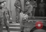 Standbild KZ Bergen-Belsen Deutschland, 1945, aus Sekunde 17 historischem Filmmaterial Videoclip 65675064129