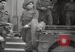 Standbild KZ Bergen-Belsen Deutschland, 1945, aus Sekunde 18 historischem Filmmaterial Videoclip 65675064129
