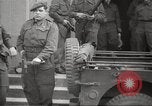 Standbild KZ Bergen-Belsen Deutschland, 1945, aus Sekunde 19 historischem Filmmaterial Videoclip 65675064129