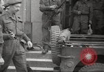 Standbild KZ Bergen-Belsen Deutschland, 1945, aus Sekunde 20 historischem Filmmaterial Videoclip 65675064129