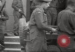 Standbild KZ Bergen-Belsen Deutschland, 1945, aus Sekunde 22 historischem Filmmaterial Videoclip 65675064129