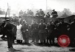 Standbild KZ Bergen-Belsen Deutschland, 1945, aus Sekunde 25 historischem Filmmaterial Videoclip 65675064129