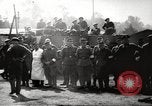 Standbild KZ Bergen-Belsen Deutschland, 1945, aus Sekunde 26 historischem Filmmaterial Videoclip 65675064129