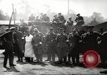 Standbild KZ Bergen-Belsen Deutschland, 1945, aus Sekunde 28 historischem Filmmaterial Videoclip 65675064129