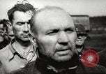 Standbild KZ Bergen-Belsen Deutschland, 1945, aus Sekunde 31 historischem Filmmaterial Videoclip 65675064129