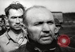 Standbild KZ Bergen-Belsen Deutschland, 1945, aus Sekunde 32 historischem Filmmaterial Videoclip 65675064129