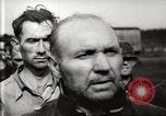 Standbild KZ Bergen-Belsen Deutschland, 1945, aus Sekunde 33 historischem Filmmaterial Videoclip 65675064129