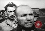 Standbild KZ Bergen-Belsen Deutschland, 1945, aus Sekunde 34 historischem Filmmaterial Videoclip 65675064129