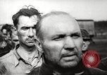 Standbild KZ Bergen-Belsen Deutschland, 1945, aus Sekunde 35 historischem Filmmaterial Videoclip 65675064129