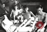Standbild KZ Bergen-Belsen Deutschland, 1945, aus Sekunde 36 historischem Filmmaterial Videoclip 65675064129
