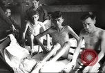 Standbild KZ Bergen-Belsen Deutschland, 1945, aus Sekunde 37 historischem Filmmaterial Videoclip 65675064129