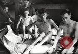 Standbild KZ Bergen-Belsen Deutschland, 1945, aus Sekunde 39 historischem Filmmaterial Videoclip 65675064129
