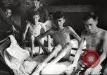 Standbild KZ Bergen-Belsen Deutschland, 1945, aus Sekunde 40 historischem Filmmaterial Videoclip 65675064129