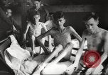 Standbild KZ Bergen-Belsen Deutschland, 1945, aus Sekunde 42 historischem Filmmaterial Videoclip 65675064129